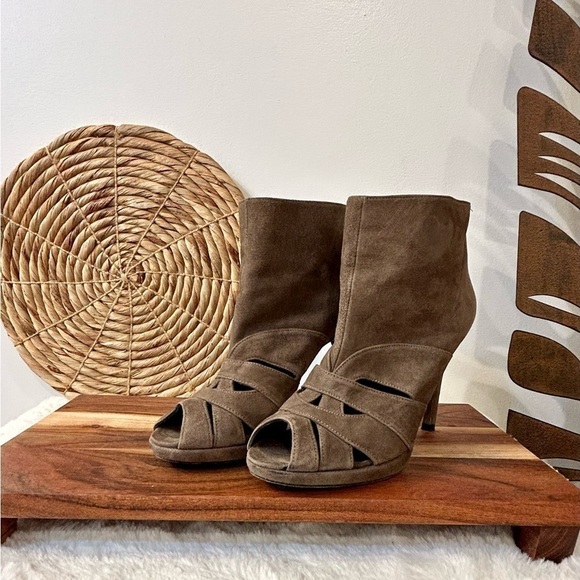 Stuart Weitzman Wavelength Bootie in Mushroom Suede Size 6.5 - Picture 2 of 10